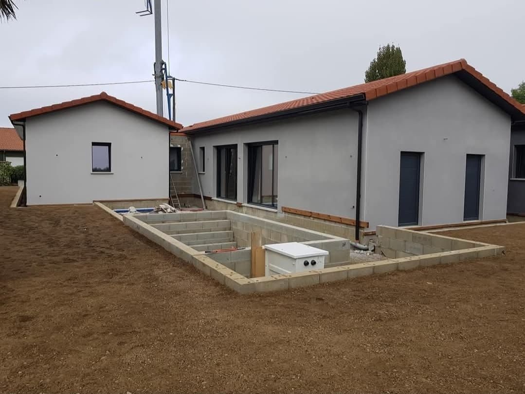 Piscine en construction après terrassement avec mini pelle
