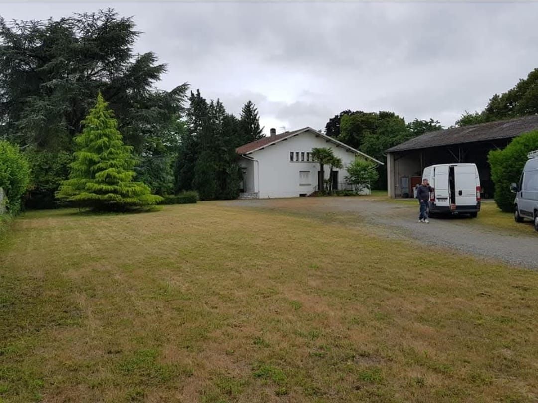Cour en herbe avant décaissement et aménagement