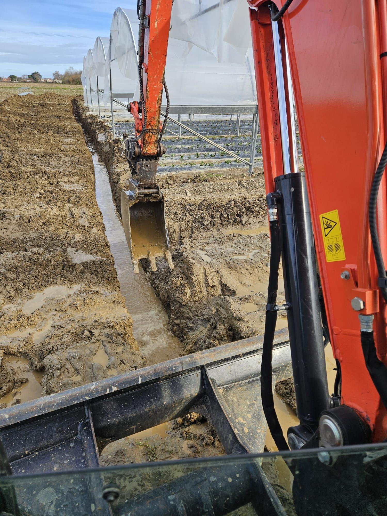 Creusement de tranchée pour adduction d'eau avec mini pelle