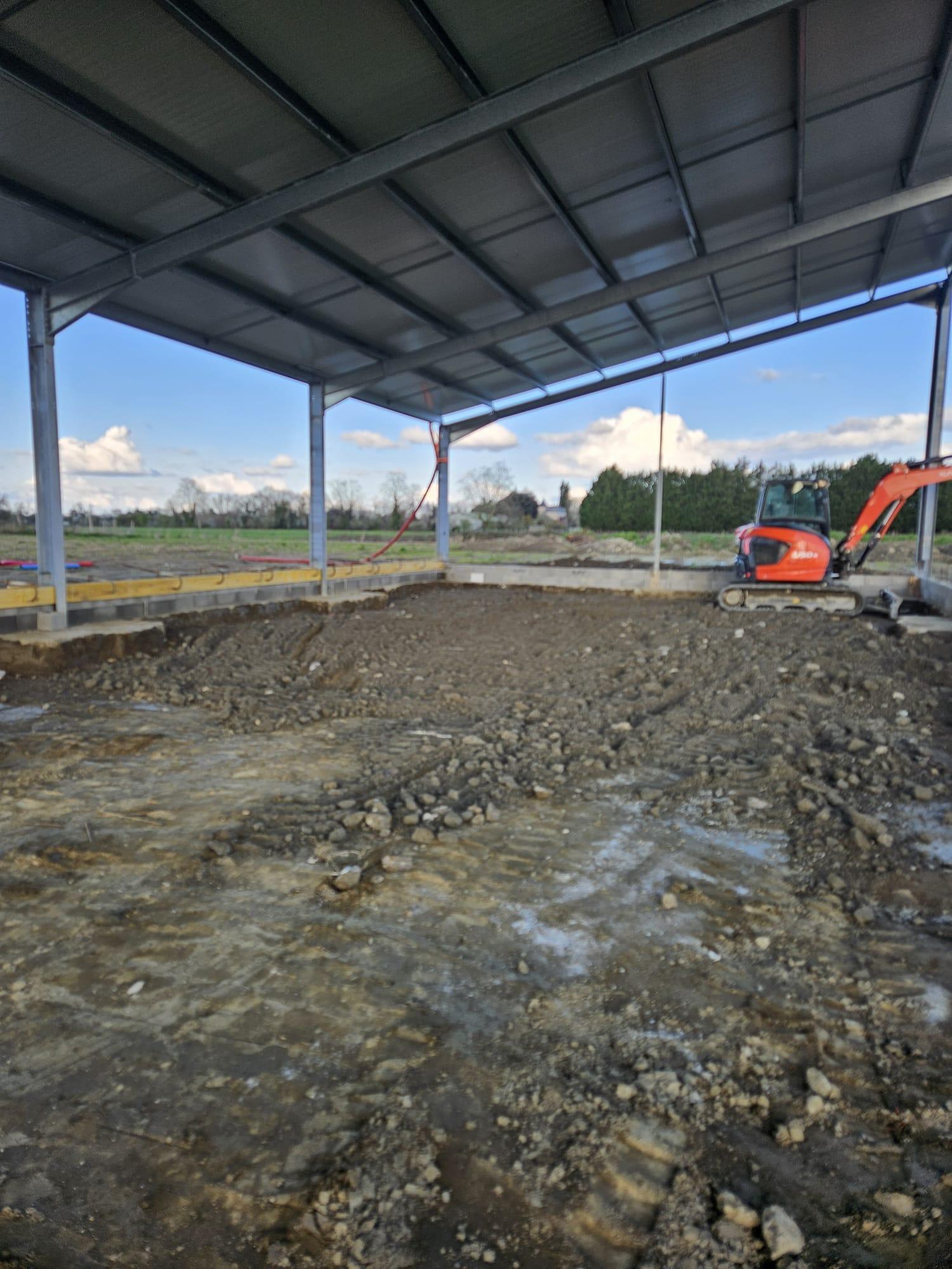 Décaissement et préparation de dalle pour hangar avec mini pelle