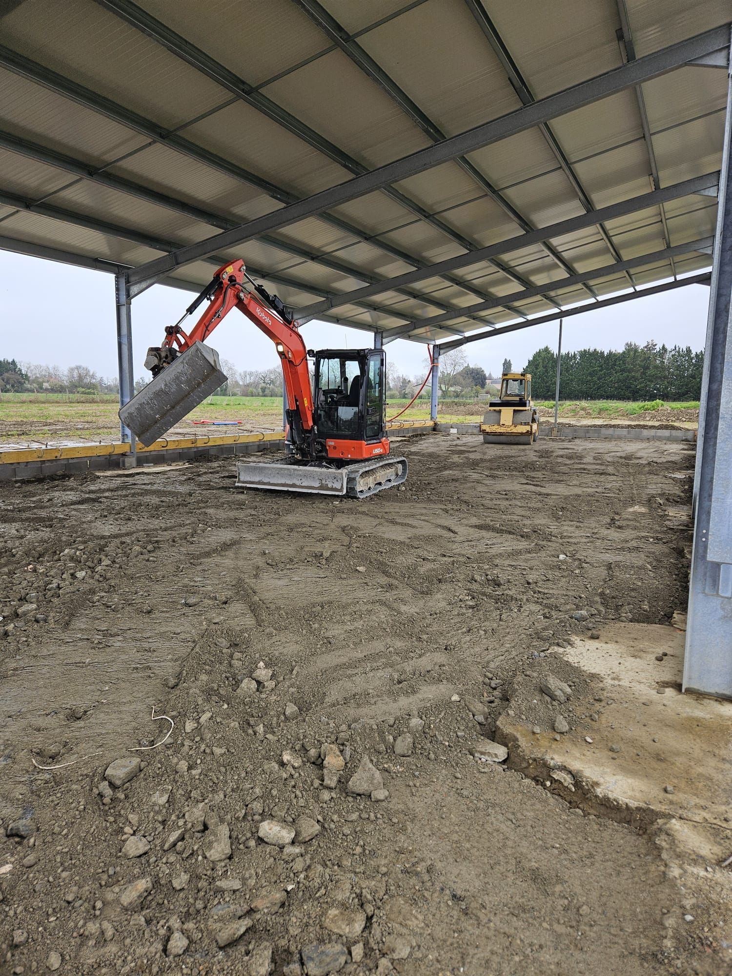 Terrassement et décaissement de terrain avec mini-pelle Kubota à Tarbes, Hautes-Pyrénées