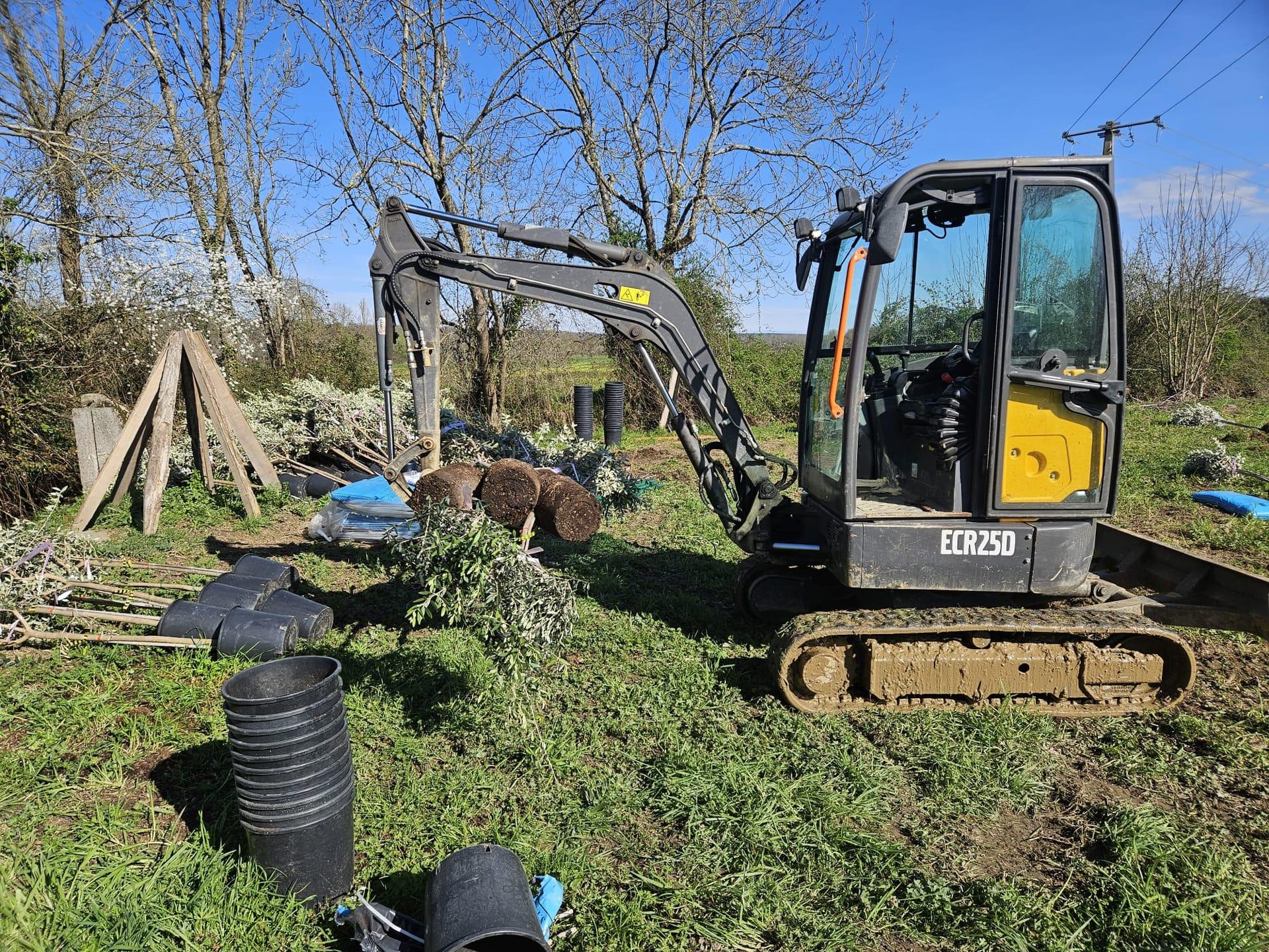 Dessouchage d'arbre avec mini pelle par pelliste dans les Hautes-Pyrénées