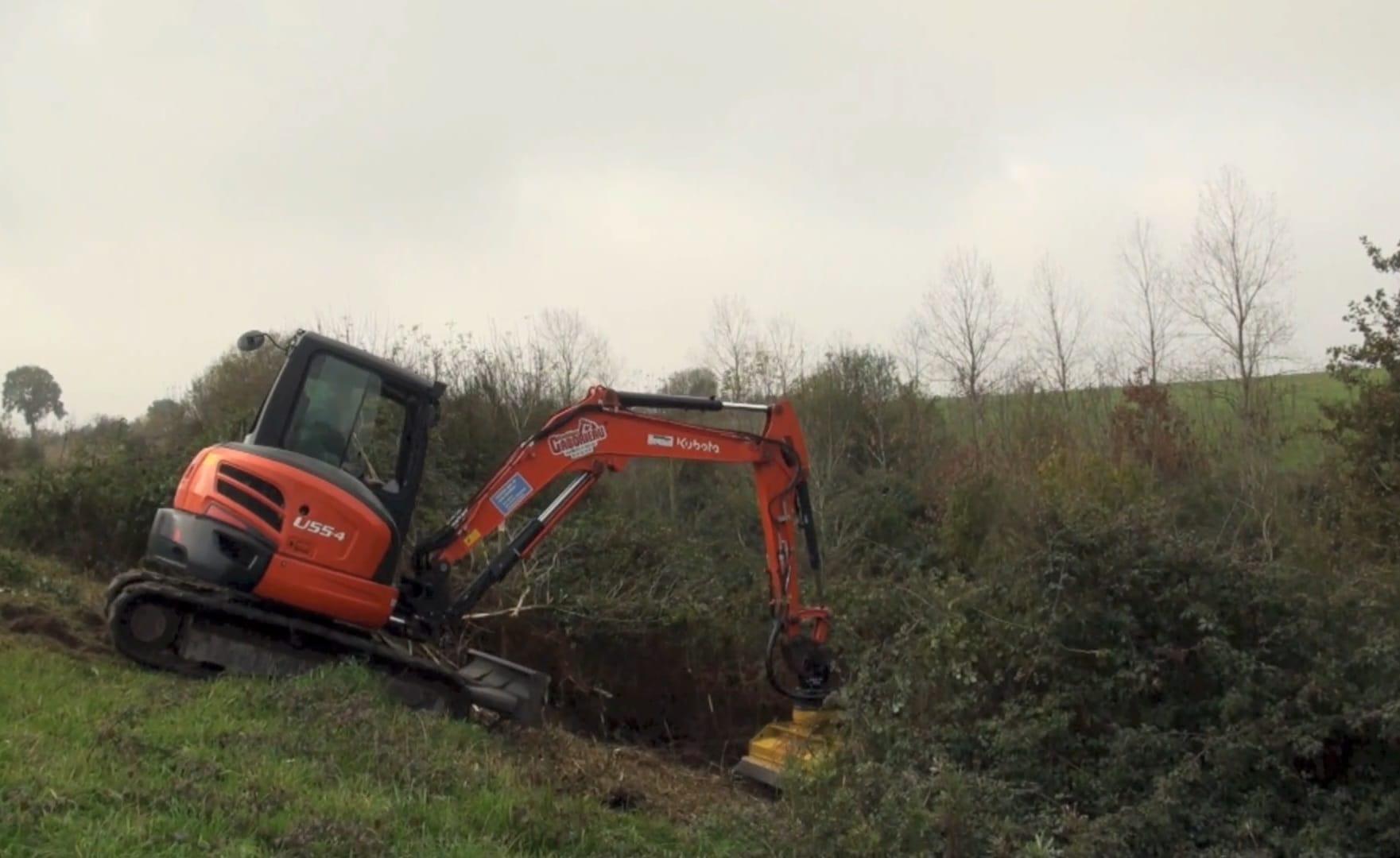Curage de fossé avec épareuse sur mini pelle Kubota dans le 65