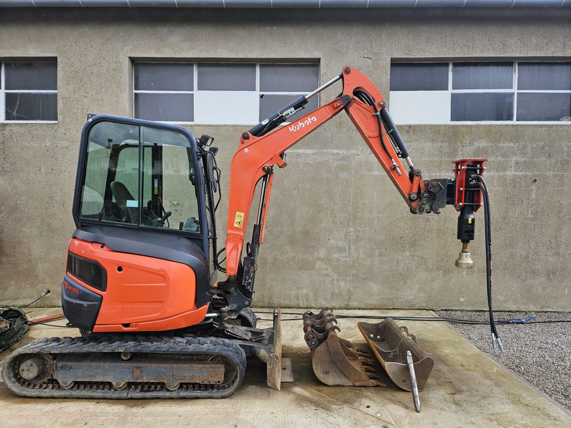 Mini-pelle Kubota U27-4 de 2.7 tonnes disponible en location à Tarbes, Hautes-Pyrénées