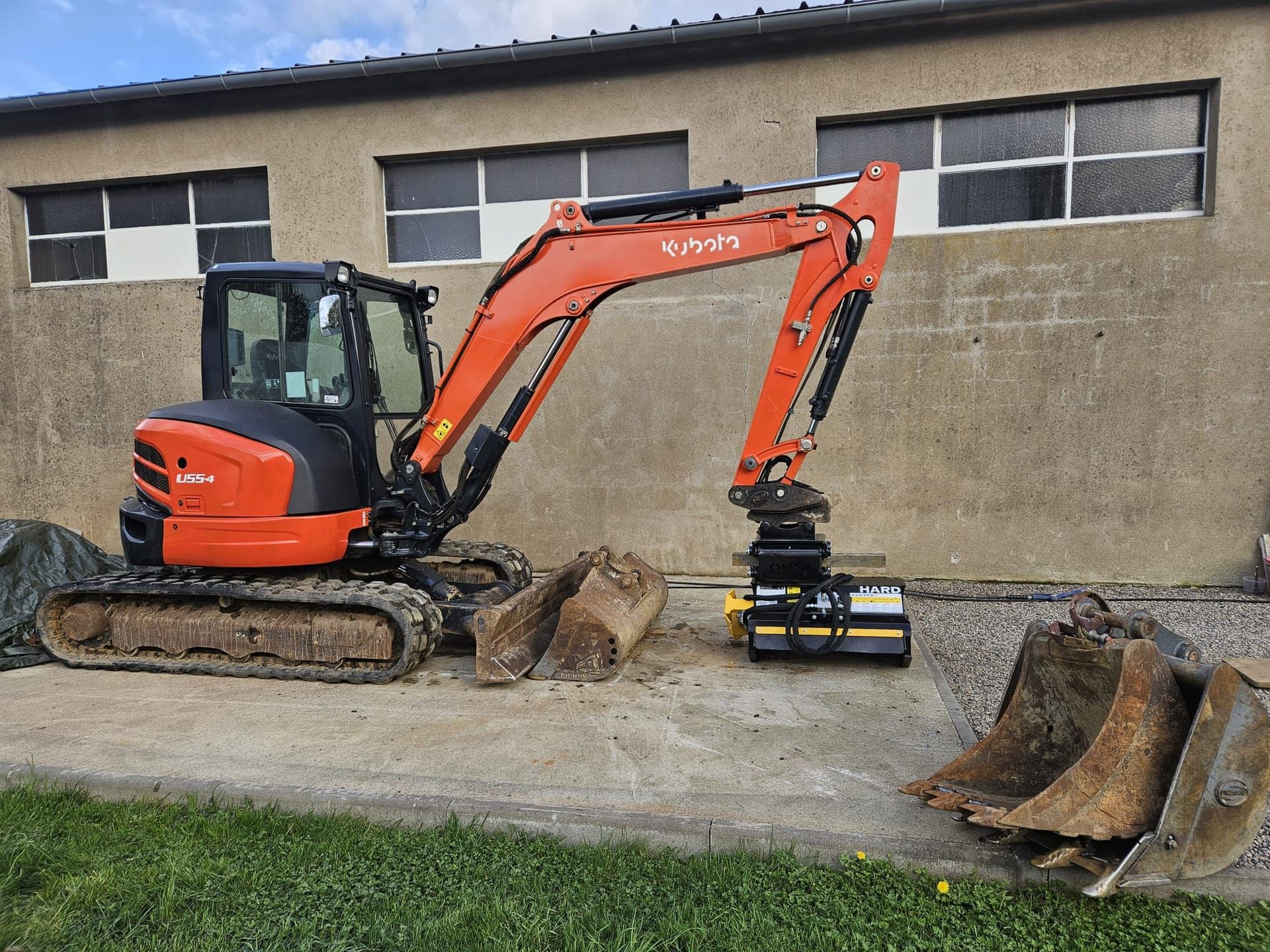 Mini-pelle Kubota 5.5 tonnes avec épareuse pour broyage et entretien, location à Tarbes