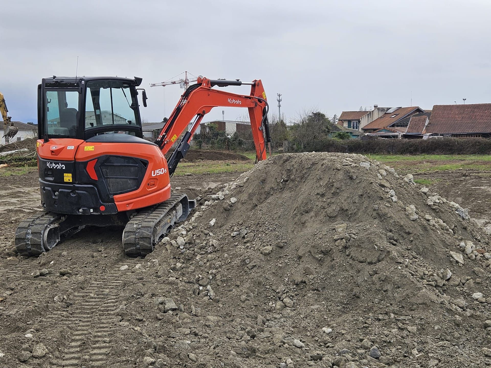 Mini-pelle Kubota U50-5 de 5 tonnes en location à Tarbes pour terrassement et travaux de chantier
