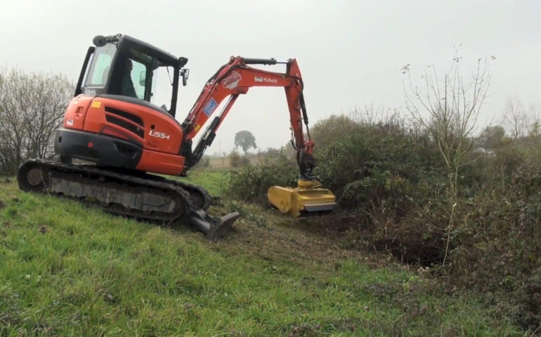 Broyage de haie avec épareuse sur mini pelle Kubota