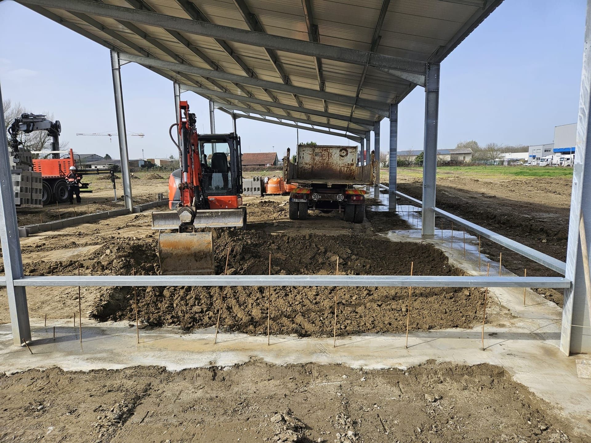 Terrassement de bâtiment avec mini pelle Kubota dans les vallées d'Argelès-Gazost