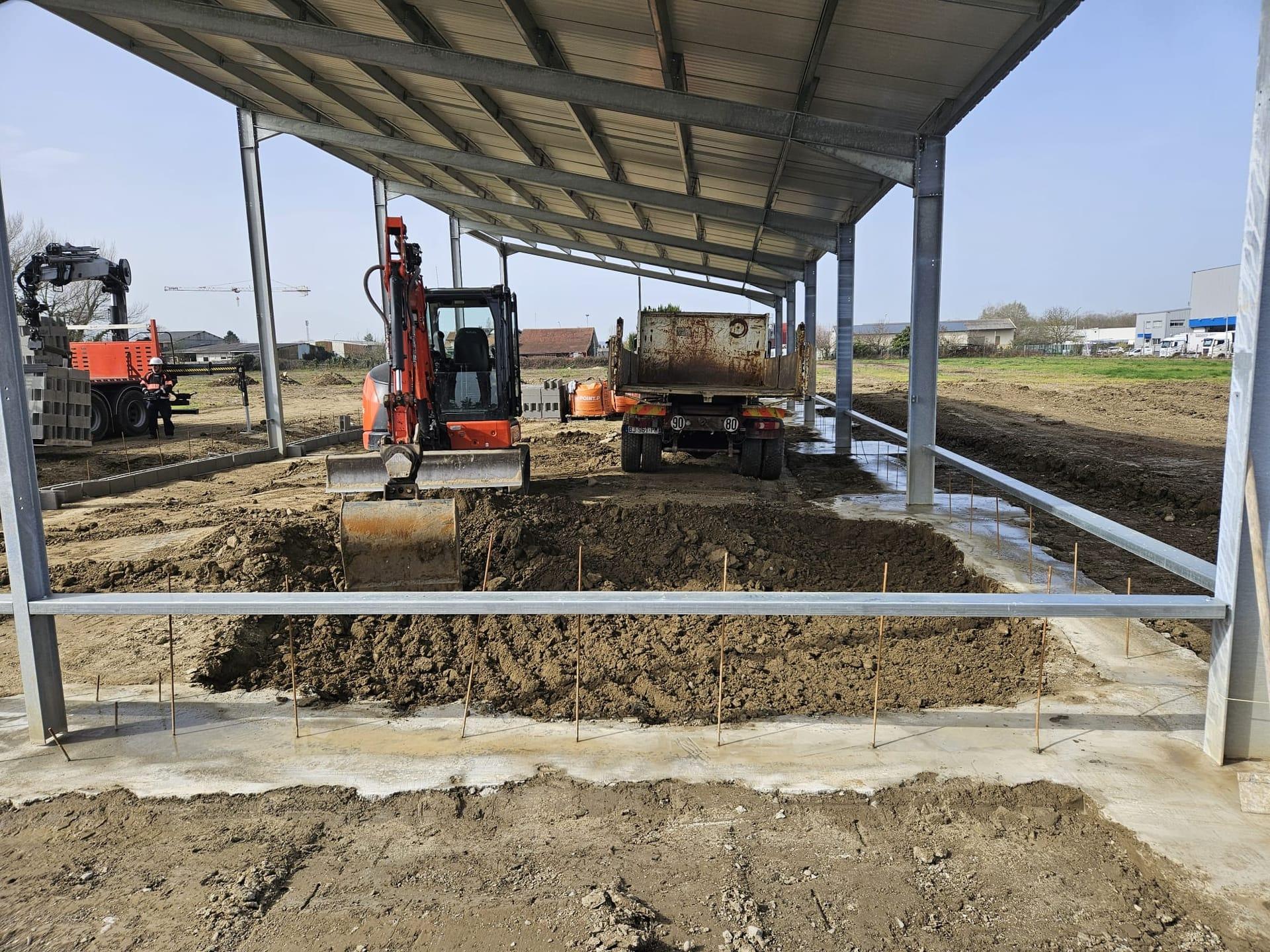 Terrassement de bâtiment avec mini pelle Kubota dans le 65