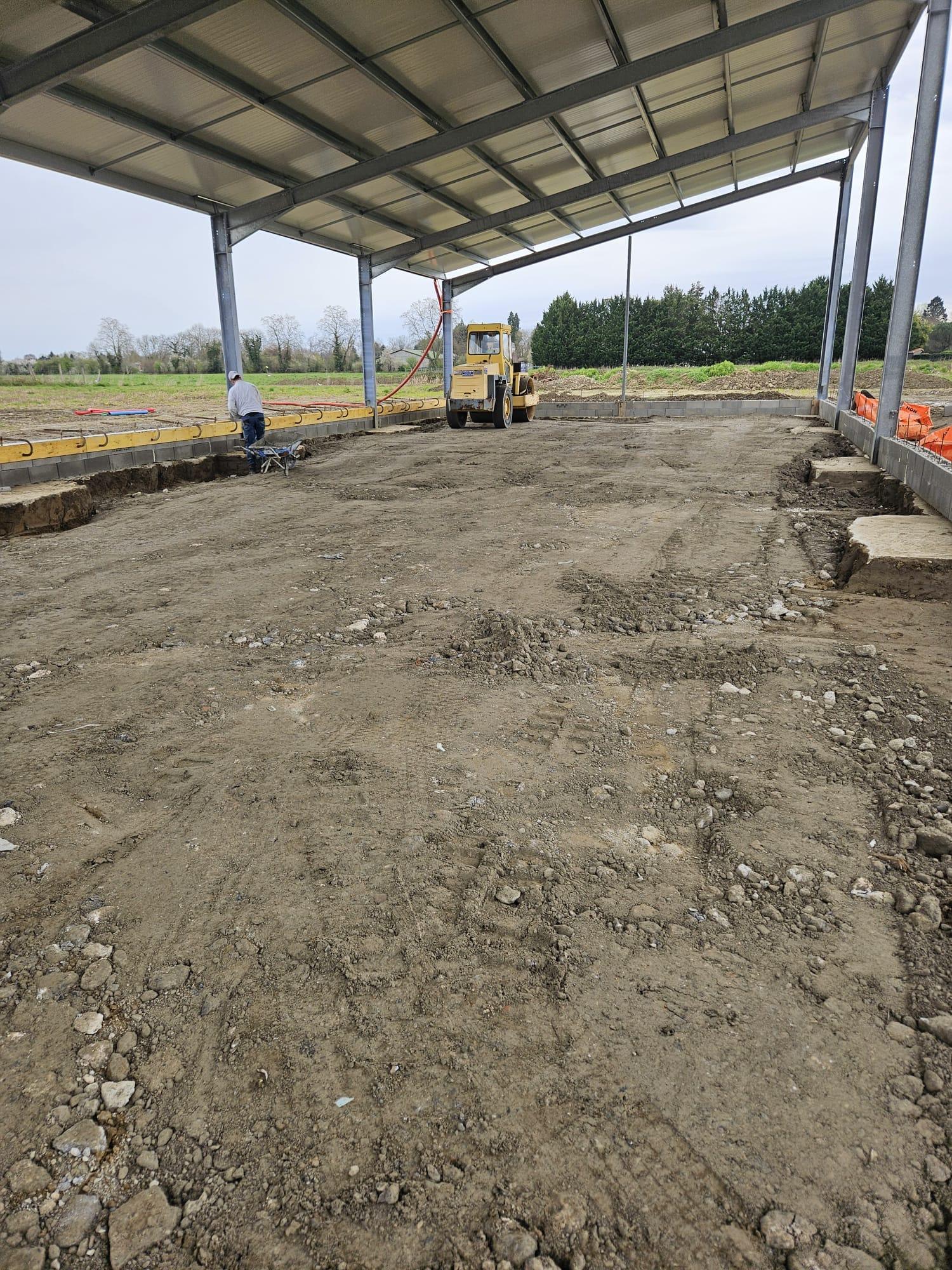 Terrassement de hangar agricole dans les Hautes-Pyrénées avec mini pelle