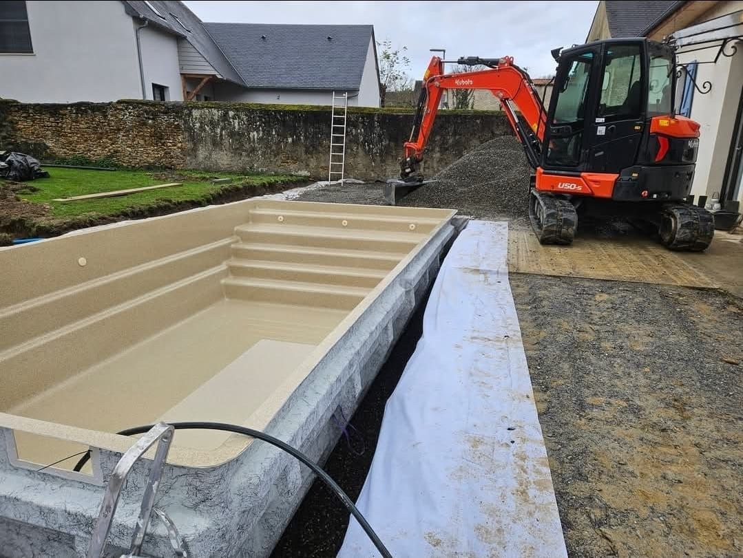 Terrassement de piscine avec mini pelle Kubota à Tarbes