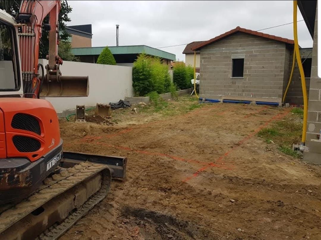 Terrain avant terrassement pour construction de piscine dans les Hautes-Pyrénées