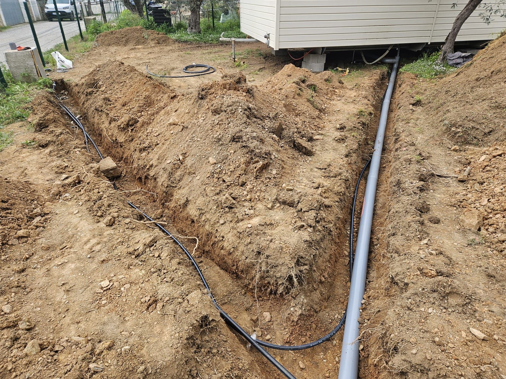 Creusement de tranchée pour canalisations et réseaux avec mini-pelle dans les Hautes-Pyrénées